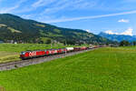 Der gemischte Güterzug DG 54490 von Linz Vbf Ost nach Hall in Tirol nimmt den innerösterreichischen Weg über die Giselabahn. Am 07. August 2025 war er recht lang, so dass zur Bewältigung der Steigung am Pass Griesen gleich drei Loks der Baureihe 1293 vorgespannt wurden. Eine Betriebssituation, die man in Deutschland mangels Zulässigkeit nie wird beobachten können. Die über 26.000 PS Traktionsleistung wurden von 1293 024, 018 und 052 erbracht. Zwischen Kirchberg und Brixen im Thale konnte ich den imposanten Zug mit dem Kitzbühler Horn im Hintergrund fotografieren. 