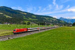Unwissentlich mein Abschiedsbild vom klassischen ÖBB Speisewagen wurde diese Aufnahme vom EC 164  Transalpin  auf seiner Fahrt von Graz nach Zürich HB, welche am 07. August 2025 bei Brixen im Thale entstand. Die Waggons der Gattung WRmz73 wurden mit Fahrplanwechsel abgestellt. Wenigstens hat der Transalpin den Speisewagen behalten, er wird jetzt allerdings von den SBB gestellt. Interessantes Detail an der Zuglok 1016.009: Sie hat ein weißes Dach analog zu den Railjet-Loks erhalten. Davon verspricht man sich eine geringere Aufheizung des Maschinenraums im Sommer.  