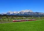 4746 157 als IR 715 (Wörgl Hbf - Salzburg Hbf) am 25.04.2026 vor dem Wilden Kaiser bei Oberndorf in Tirol.