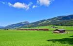 Wegen der bauarbeitenbedingten Brennersperre wird das Zugpaar 81/80 noch bis 31. Juli über Schwarzach-St. Veit und die Tauernbahn umgeleitet. Somit wird auch die Salzburg-Tiroler-Bahn befahren, wobei auf eine Sandwich-Bespannung gesetzt wird, um den Fahrtrichtungswechsel in Schwarzach-St. Veit zu erleichtern. Am 24.07.2026 wurde der RJ 81 nach Venezia Mestre von der im Railjet-Design verkehrenden 1216 016 angeführt. Kurz vor Kirchberg in Tirol entstand eine Aufnahme in der idyllischen Landschaft des Brixentals mit der Hohen Salve im Hintergrund.