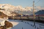 Regionalzug der �BB auf der Giselabahn bei Leogang vor dem Bergpanorama des Steinernen Meeres am 05.02.12.