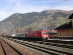 Am Vormittag des 23.10.2005 ist 1116 207-0 mit EC 111 von Mnchen unterwegs nach Klagenfurt. Hier fhrt der Zug gerade in Dorfgastein ein. Der Zug fhrt am Schluss drei Kurswagen nach Belgrad. Nun, wir haben festgestellt, Richtung Kroatien schickt die BB nicht unbedingt das modernste Wagenmaterial. Das dieser Zug dann berhaupt den Titel  EC  bekommen hat verwundert doch ein wenig.