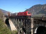 Nach fast einer Stunde Wartezeit am Angertal-Viadukt zwischen Bad Hofgastein und Badgastein, bewegte sich endlich was. Taurus 1116 117-6 zieht am 28.10.2005 einen Zug der Rollenden Landstraße über den 133m hohen Viadukt. Am Schluss, und nicht im Bild, schiebt 1044 019-6.