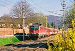 01.04.2001, Bei Salzburg-Aigen, ein Regio-Shuttle der ÖBB mit Lok 1142 604-6.