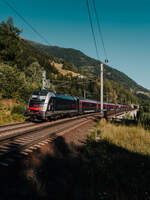 �BB 1216 025 'World Record' und �BB 1216 012 'Nightjet Italien' als Schiebelok �berqueren am 24.08.2026 mit einem Brenner-Umleiter Railjet in Richtung M�nchen die Falkensteinbr�cke.
 
——————
 
Zug: RJ 80
Laufw ...