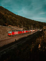Dreifache Vectron-Power am Tauern:
 
�BB 1293 089, 1293 012 und 1293 128 sind am 26.08.2026 bei M�hldorf mit einem gemischten G�terzug bergauf unterwegs.