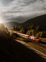 Bei goldenem Morgenlicht f�hrt EBFL 1020.18 am 10.10.2026 mit ihrem Sonderzug in Richtung Zell am See bei M�hldorf die Tauernbahn-S�drampe hinauf.
 
——————
 
Zug: SEZ 16166
Laufweg: Lienz ➤ Spittal-Millst�ttersee ➤ Schwarzach-St. Veit ➤ Zell am See