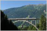 Mit Steuerwagen voraus berquert am 26.8.2011 EC 114 „Wrthersee“ von Klagenfurt nach Dortmund die Falkensteinbrcke nchst Obervellach auf der Tauern Sdrampe.
