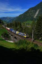 Am 28.08.12 zogen LM 189 912  Cream Moving Europe  und 185 663 den LM-TEC 43129 (Mnchen Ost Rbf - Verona Q.E.) ber das Pykershhe-Viadukt bei Bad Hofgastein.