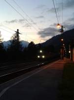 Dämmerung am Bahnhof Penk am 26.8.2015. Hier durchfährt soeben eine 1144 mit einem Güterzug den Bahnhof.