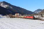 Mit einem beladenen Erzzug von Eisenerz nach Leoben Donawitz rollen am 27.12.2024 die 1116 058 und die 1016 021 den Schoberpass talw�rts hier kurz vor Mautern mit dem Schliss Ehrenau aus dem 13.