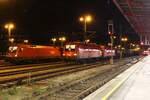 Bereit zur Abfahrt warten in der Nacht des 19.11.2025 im Bahnhof Selzthal zwei Güterzüge.