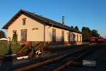 Am 4.9.2019 scheint die letzte Abendsonne das ehemalige Heizhaus von Bad Radkersburg an. im Hintergrund stehen zwei CityShuttle Wendezüge für den nächsten Tag abgestellt (rechts R4106, links R4122).
Leider besitzt das Heizhaus, das dem Verein IG Neue Radkersburgerbahn gehört, keinen Gleisanschluss mehr.