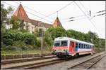 Erhaben liegt thront das Schloss Spielfeld über dem Grenz-Bahnhof. 
Leider gar nicht so einfach festzuhalten das es von Gebüsch verdeckt wird. 
5047.35 bei der Einfahrt in den Bahnhof an diesem trüben 14.September 2019