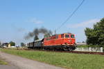Die 2143.35 beschleunigt am 25.7.2015 mit einem Sonderzug aus dem Bahnhof Mureck in Richtung Bad Radkersburg.
