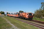 Der  Multi Modul Train  (umgangssprachlich auch Vegetationskontrollzug oder Unkrautsprinter genannt) befuhr am 4.5.2020 die Radkersburgerbahn von Spielfeld-Straß nach Bad Radkersburg und retour.
Hier fährt der X691 501 (9195 501) als SKL93407 soeben in den Bahnhof Mureck ein.
