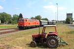 Viel Altersunterschied dürfte zwischen der 2143.35 sowie dem Massey Ferguson 135 nicht sein, wurden beide Mitte der 60er Jahre gebaut.
Die 2143.35 wartet hier am 25.7.2015 im Bahnhof Bad Radkersburg mit einem Sonderzug zum 130 jährigen Jubiläum der Radkersburgerbahn auf die nächste Fahrt.