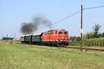Zwischen Gosdorf und der 2005 aufgelassenen Haltestelle Diepersdorf beschleunigt am 25.7.2015 die 2143.35 mit dem Sonderzug zum 130 jährigen Jubiläum der Radkersburgerbahn in Richtung Bad Radkersburg.