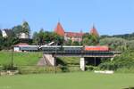 Fast genau 130 Jahre war es am 25.7.2015 her als die Radkersburgerbahn zwischen Spielfeld-Straß und Radkersburg eröffnet wurde.
Zu diesem Jubiläum organisierte die IG Neue Radkersburgerbahn mit der 2143.35 sowie drei Zweiachser eine Sonderfahrt von Graz über Spielfeld-Straß nach Bad Radkersburg und zurück sowie eine Pendelfahrt von Bad Radkersburg nach Mureck.
Hier verlässt der stilechte Sonderzug den Bahnhof Spielfeld-Straß in einem engen Rechtsbogen in Richtung Bad Radkersburg.