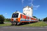 Bis 1945 war der Bahnhof Bad Radkersburg ein Durchgangsbahnhof Richtung Jugoslawien und Gorna Radgona bis im April dieses Jahres doe Murbr�cke von der deutschen Wehrmacht gesprengt wurde. Seit dem endet die Radkersburgerbahn nach der Eisenbahnkreuzung �ber die Zeltingerstra�e mit einer Haltscheibe und die Gleise verlieren sich im Gestr�pp.
Am 16.6.2026 fuhr der ungarische Ultraschallmesszug FMK 008 bis ganz an das ende der Strecke bevor die Fahrt wieder zur�ck nach Spielfeld-Stra� ging.