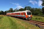 Kurz hinter der Haltestelle Purkla rollt, am 16.6.2026 der ungarische Ultraschallmesszug FMK 008 von Spielfeld-Stra� nach Bad Radkersburg.
Der zweiteilige Messzug besteht aus dem Motorwagen 9120 008 und dem Steuerwagen 9362 008 der hier f�hrend ist und in dem sich das Messequipment befindet.