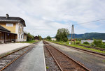 Blick auf den Bahnhof Feistritz im Rosental, am 5.5.2016.
Der Bahnhof besteht aus einem Ladegleis, zwei Bahnsteiggleisen, sowie einem Anschlussgleis für eine Firma (ganz rechts im Bild). Als einziges der vier Gleise wird nur noch das Gleis am Bahnsteig 1 befahren und das auch nur mehr Mo-Fr von einem einzigen Alibi-Zug von Rosenbach nach Klagenfurt Hbf um 6:42 Uhr.

Die Rosentalbahn wird von Weizelsdorf bis Rosenbach, ebenso wie die Gailtalbahn, mit dem Fahrplanwechsel 2016/2017 dem Zielnetz 2025+ zum Opfer fallen.
Nachdem in Kärnten die SPÖ stärkste Partei wurde und diese die Gelder für Sanierungen auf der Rosentalbahn strichen, hatte die ÖBB sogar in Eigenregie Geld in die Hand genommen um die Langsamfahrstellen auszubessern und die Strecke dadurch aufzuwerten. Die Fahrzeit verkürzte sich dadurch sogar um sagenhaft 40 Minuten! Dieses Unternehmen um die Strecke zu behalten war aber, wie man jetzt sieht, schlussendlich auch für die Katz.
Durch die Einstellung wird bei Bauarbeiten auf der Karawankenbahn, auch keine Möglichkeit mehr bestehen die Personen- aber auch die Güterzüge umzuleiten.
Unter anderem wird Einstellung der Bahn aber auch noch kräftig vom grünen Kärntner Landesverkehrsrat Rolf Holub unterstützt. Muss man schon sagen, das war wohl wieder eine richtig  grüne  Aktion von Herrn Holub. Da fragt man sich schon ob der in der richtigen Partei ist.