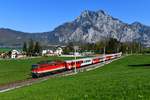 Der herrlich klare 21. April 2019 wurde noch genutzt, um den von 1142.667 geführten R 4415 von Obertraun Dachsteinhöhlen nach Linz HBF bei Eben im Traunviertel zu fotografieren. An dieser Stelle bekommt man sowohl den massiven Traunstein wie auch den Traunsee gut ins Bild.