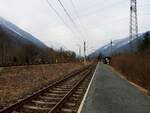 Hst-Lahnstein bei KM 74,740 entlang der Salzkammergutbahn ist trotz geöffneter Tür sozusagen nur noch ein  Lost-Place , denn hier hält seit 12.12.2021 kein Personenzug mehr; 220307