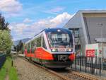 Graz. Ein Dieseltriebwagen der Reihe 5022 verlässt hier am 29.04.2021 die Haltestelle Graz Liebenau/Murpark.