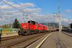 In der morgendlichen Herbstsonne des 17.9.2024 stehen die 2068 056 und die 2016 091 mit einem Güterzug von Graz Vbf nach Gleisdorf in Graz Don Bosco und warten auf die Weiterfahrt.