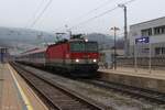 Mit dem D16756 von Graz Hbf nach Linz Hbf wartet am nebligen 12.12.2025 die 1144 056 im Bahnhof Leoben Hbf auf die Weiterfahrt.