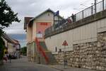 Vorplatzansicht der Haltestelle  Hainburg an der Donau Personenbahnhof  am Vormittag des 22.Juni 2024.