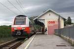 4746 113-1 als erstes Fahrzeug des S7-Zug 29438 (Wolfsthal - Floridsdorf) am 22.Juni 2024 in der Haltestelle  Hainburg an der Donau Personenbahnhof .