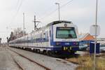Blick ins Archiv:
Am 2.1.2014 steht der 4020 227 und ein weiterer 4020 im Bahnhof Wolfsthal und wartet auf die Abfahrt nach Wien Floridsdorf.
Wolfsthal liegt an der 1914 eröffneten Pressburgerbahn von Wien nach Pressburg und ist seit dem Bau des eisernen Vorhangs 1955 Endbahnhof. Es endet hier die Schnellbahnlinie S7.
Der 4020 227 wurde im Sommer 2021 abgestellt.