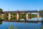 Bei der Fahrt über die Ostbahnbrücke enstand eine nette Spiegelung der beiden PKP Cargo Vectrons mit dem Codognotto Shuttle frühmorgens in der neuen Donau. Das Foto entstand am 25.05.2025 in Fahrtrichtung Wien Stadlau.