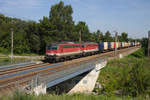 Am 25.07.2019 gab es wunderschöne ÖBB-Doppeltraktion der Altbaureihe 1142 vor einem Containerzug. Zu sehen ist der fotogene Zug kurz vor Bisamberg.