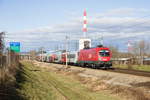 Die 1116.273 ist mit einem bunt gemischten Regionalzug unterwegs nach Wien. Sogar ein CAT-Wagen (CAT = Direktzug zum Flughafen Wien Schwechat) ist an dritter Stelle reiht. (04.02.2021)