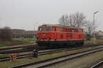 Die 2143.35 beim Verschieben als Verschubreserve St6 in Siebenbrunn-Leopoldsdorf am 24.11.2017.
Das nebelige Wetter ist typisch fürs Weinviertel im Herbst.
