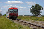 Hier passiert der 5047.090 die ehemalige Personenhaltestelle Stripfing. Der Bahnsteig ist schon wild verwachsen, die Bahnsteigbeleuchtung existiert noch. (23.06.2020)