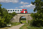 Die Bahntrasse wechselt in Oberweiden ziemlich ziemlich Hoch- und Tieflage. Hier der erste Durchlass im Norden von Oberweiden, wo Bahntrasse in Hochlage verläuft. Im Bild der 5047.094. (12.06.2020)