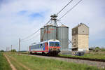 Ein Klassiker der Strecke Gänserndorf - Marchegg. Der Triebwagen 5047.051 passiert gerade die markante Mühle von Stripfing, die früher auch einen Bahnanschluss hatte. (10.05.2020)