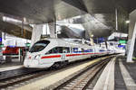 411 073-0 wartet als ICE 90 (Wien Hbf - Passau Hbf - Nürnberg Hbf - Kassel-Wilhelmshöhe - Hamburg Altona), in Wien Hbf, auf die Abfahrt.