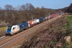 ES 64 U2 066 der Wiener Lokalbahnen ist am 28.03.2014 kurz nach Unter Oberndorf mit einem Containerzug in Richtung Westen unterwegs.