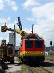 X 552 014-3 (99819131514-3), bei der Durchführung von Fahrleitungsdemontage am Anschlußgleis in Redl-Zipf; 160419
