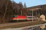 Im letzten Sonnenlicht des 21.3.2019 fährt die 1144 100 mit dem EC159  Croatia  kurz vor Mürzzuschlag den Semmering hinunten.