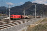 Mit dem NG62753 steht um die Mittagszeit des 10.4.2020 die 2016 085 in Frohnleiten Abfahrbereit in Richtung Graz Vbf.
Der Zug befördert leere Wagen mit denen Rohstoffe wie zB Kaolin oder Schlammkreide für die Herstellung von Papier und beladene Wagen mit zB Papierrollen.