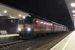 Am Abend des 7.12.2022 brachte die 1144 117 den D852 von Graz Hbf nach Wien Hbf und wartet hier in Kapfenberg auf die Weiterfahrt.
Das Triebfahrzeug trägt seit knapp 34 Jahren das legendäre  Schachbrett -Design das von Ing. Wolfgang Valousek entworfen wurde.