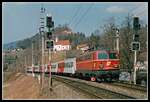 1142 541 mit R4021 hat am 25.04.2002 soeben den Bahnhof Bruck/Mur verlassen. im Hintergrund ist die Nikolauskirche zu sehen.
