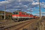 Einen kurzen Aufenthalt haben die 1142 638 und die 1144 088 am 8.11.2023 im Bahnhof Kapfenberg mit einem Güterzug von Wien Zvb nach Graz Vbf.