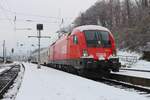 Noch vom Schnee der vergangenen Tage bedeckt wartet am 10.12.2023 die 1116 180 mit dem D158  Croatia  in Spielfeld-Straß auf die Abfahrt nach Graz Hbf.